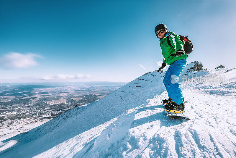 斯洛伐克Tatranska Lomnica山顶上的滑雪者